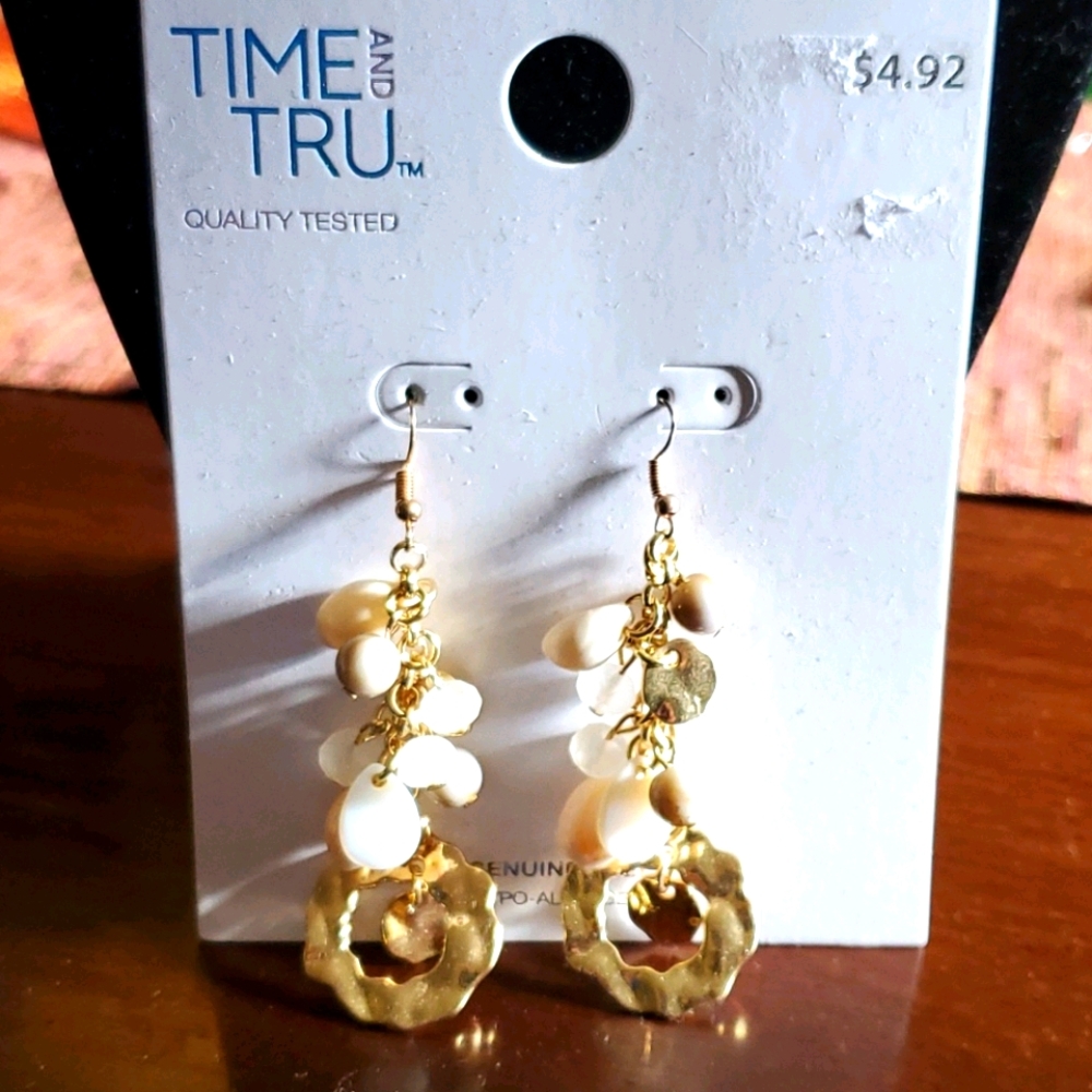 Time and Tru goldtone shell dangle earrings - Picture 2 of 5